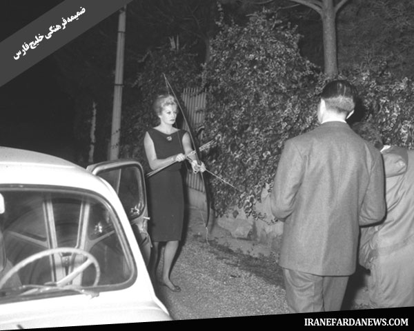 نه – آنیتا اکبرگ در حال ححمله به پاپاراتزی ها – رم – 1961