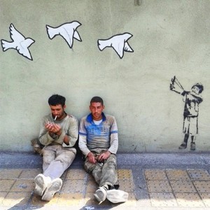 دو کارگر ساختمانی (آرماتوربند) در حال استراحت در یک پیاده رو.  عکاس: داود قهردار - فیس بوک